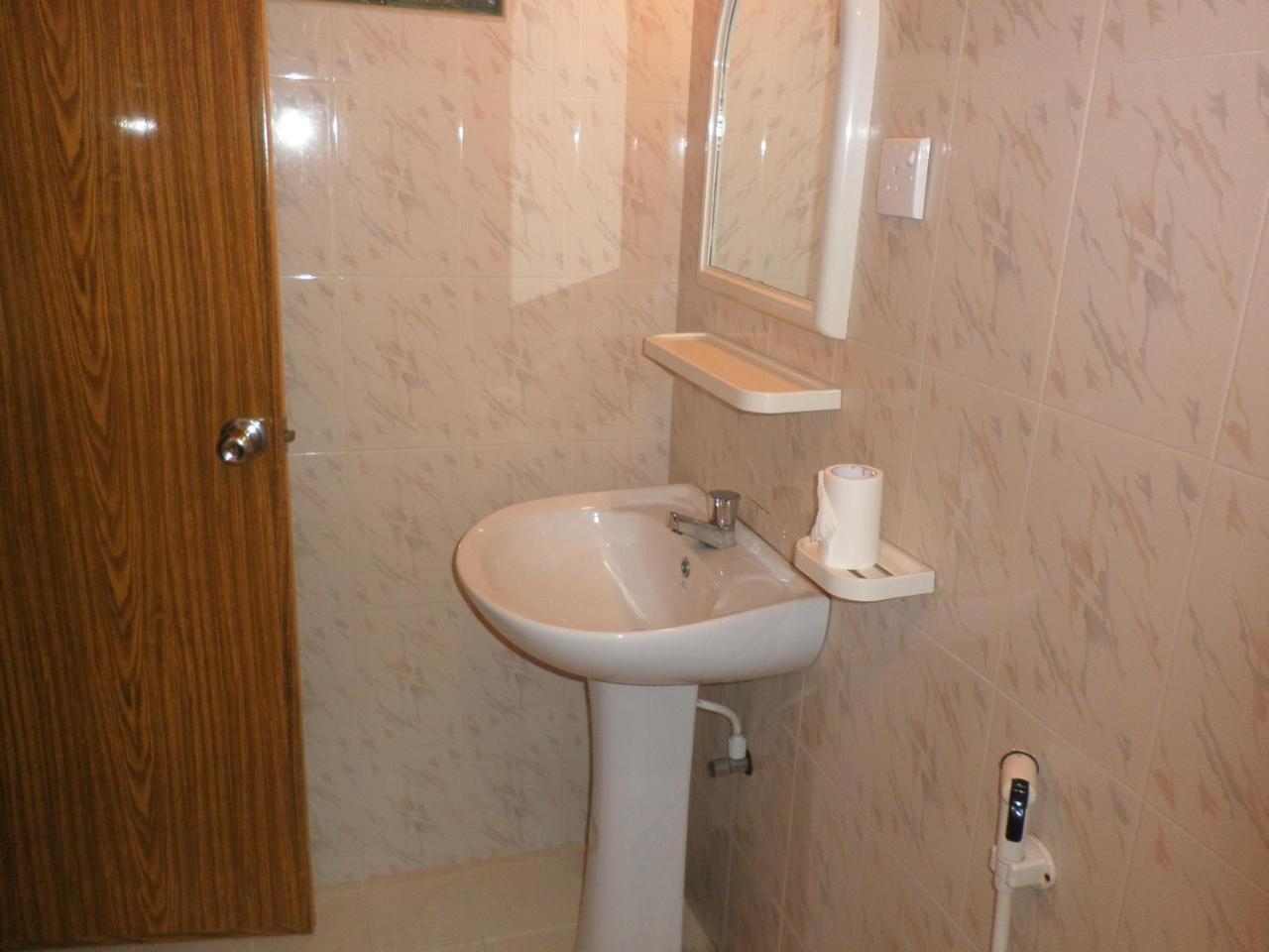 Mccarthy Guesthouse Канди Экстерьер фото